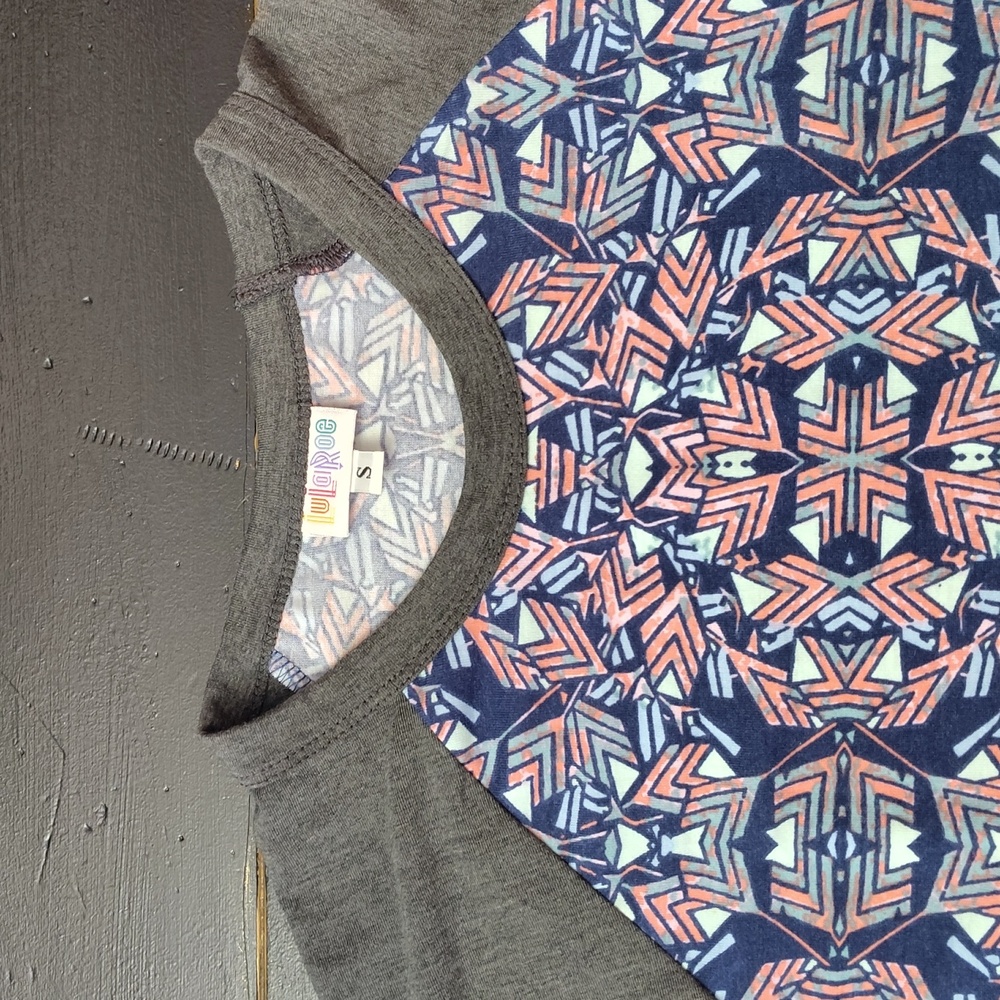 LulaRoe Randy Geometric Pattern Raglan Sleeve Top - Picture 4 of 15